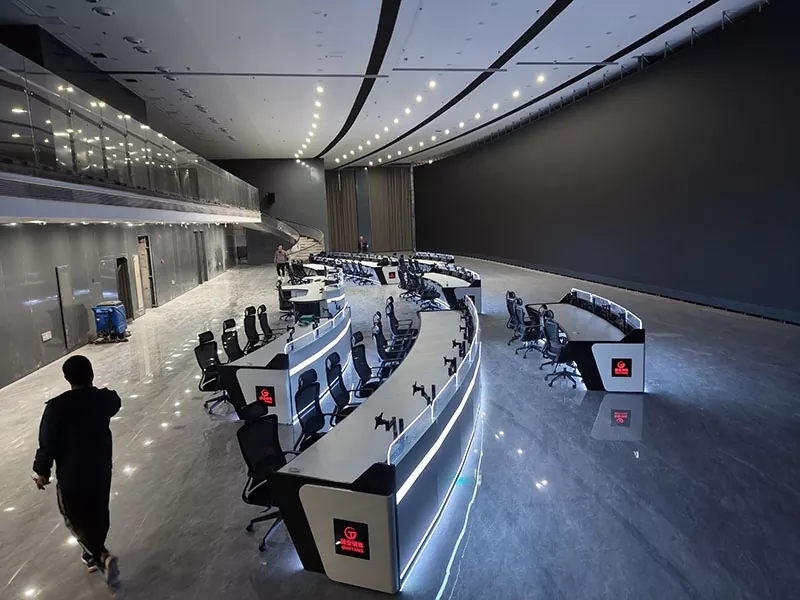 Zakrivená monitorovacia konzola